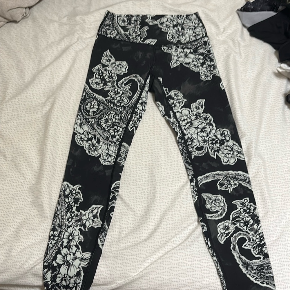 Lululemon black and white legging size 6 like new